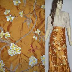 Шелк терракотовый светлый с вышитыми цветами ш.135