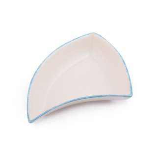 Салатник керамічний крапля гостра 18,5х13х3,5 см білий блакитний край