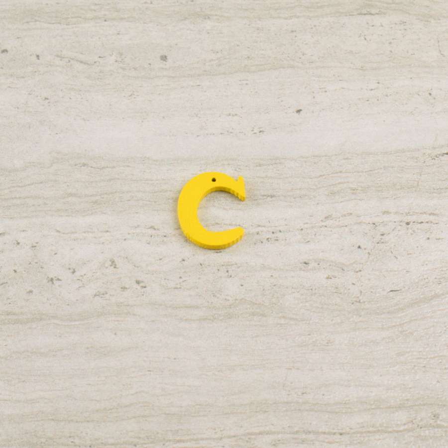 Пришивной декор буква C желтая, 25мм