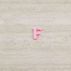 Пришивной декор буква F розовая, 25мм